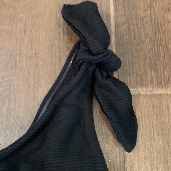 Gorgeous one piece black ribbed one shoulder swimsuit from Old Navy. Size Small - Picture 3 of 7